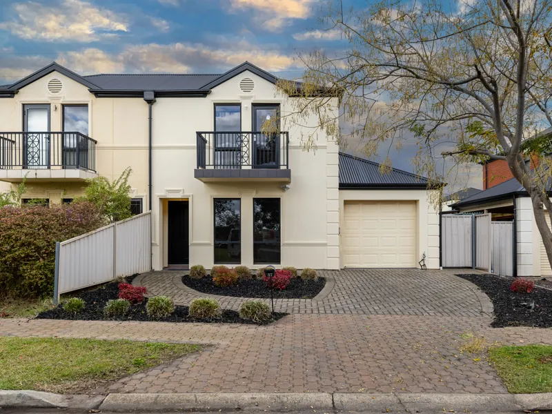 SOPHISTICATED FAMILY LIVING WITH LEAFY PARK VIEWS