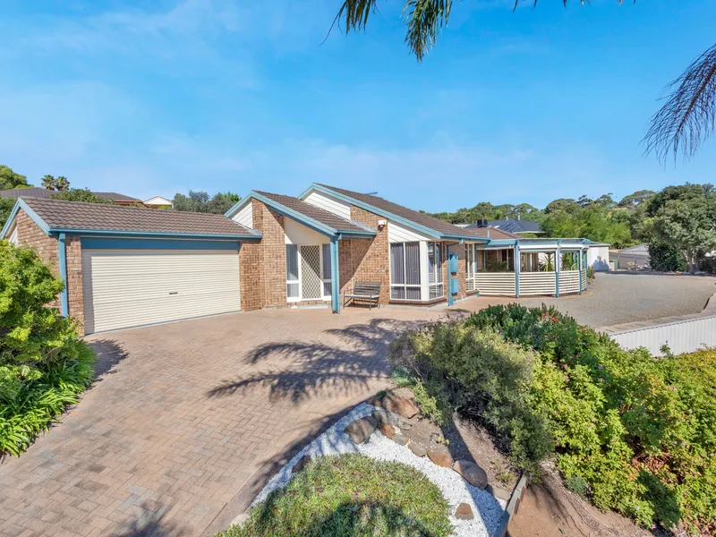 A SPLASHING FAMILY HOME WITH LOADS OF PARKING SPACE!