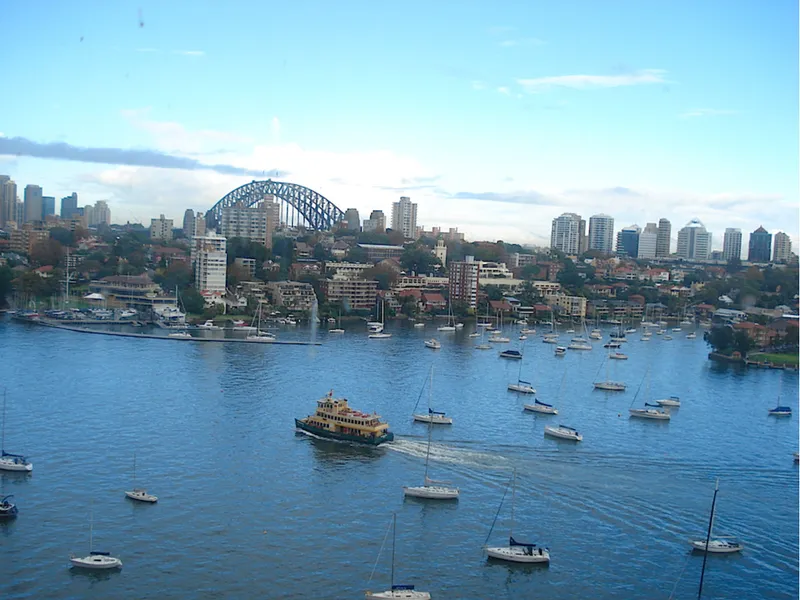 SPECTACULAR HARBOUR AND CITY VIEWS. CAR SPACE INCLUDED