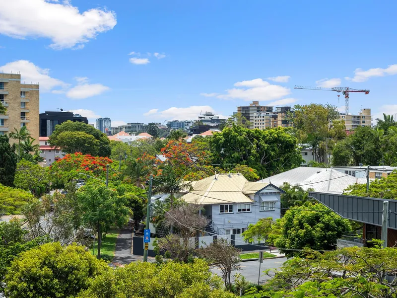 Exceptional two-bedroom apartment, moments from the Brisbane River