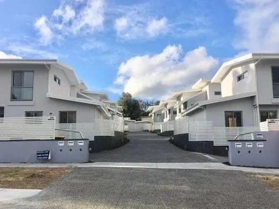 ATTRACTIVE TOWN HOUSE GREAT LOCATION!