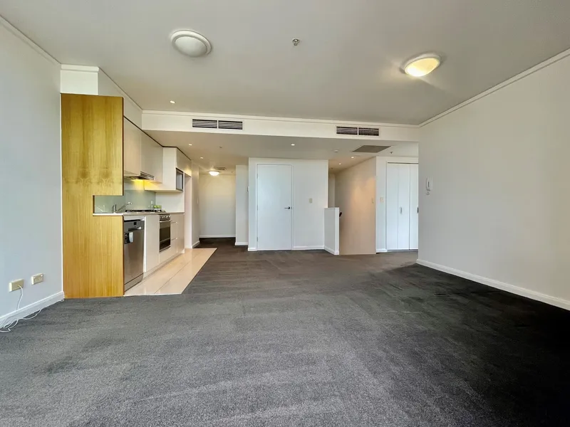 BRIGHT & SPACIOUS ONE BEDROOM APARTMENT WITH CITY VIEWS + CARPARK + STUDY