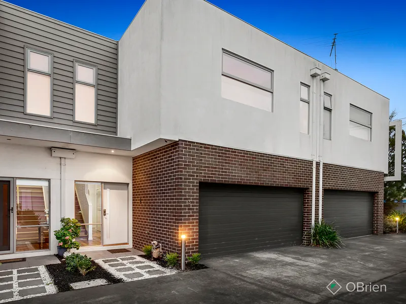 Chic & stylish living metres to the bay