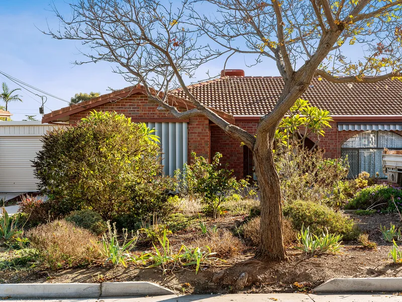 4 BEDROOM HOME WITH LARGE GARAGE/WORKSHOP