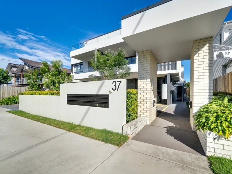 Near New Modern 2 Bedroom Apartment