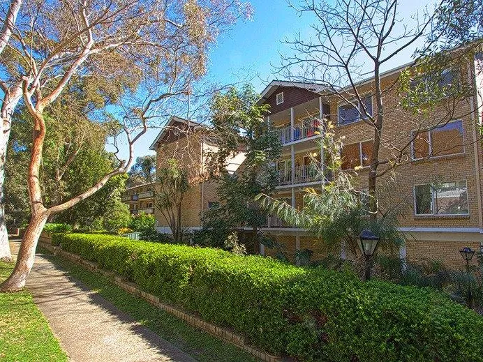 REFURBISHED 2 BEDROOM APARTMENT - SENSATIONAL VALUE !