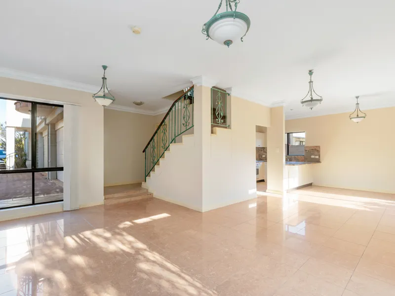 LUXURY LIFESTYLE – FANTASTIC LOCATION!