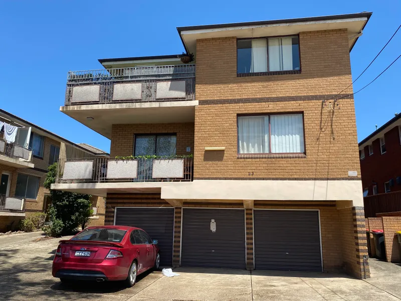 Top Floor, Neat and Tidy 2 Bedroom Unit.