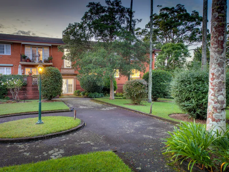 Large 3 Bedroom Full Brick Ground Floor Apartment in Garden Complex