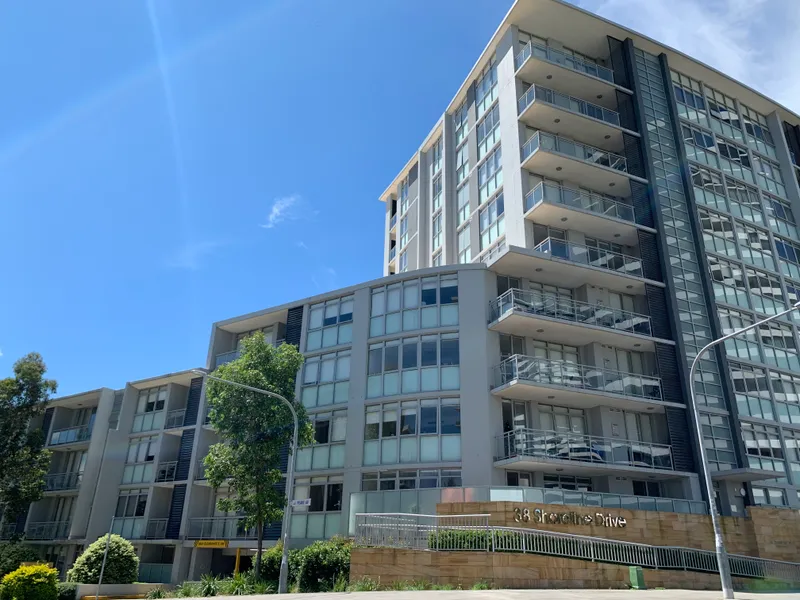 Modern 1 Bedroom + Study Apartment