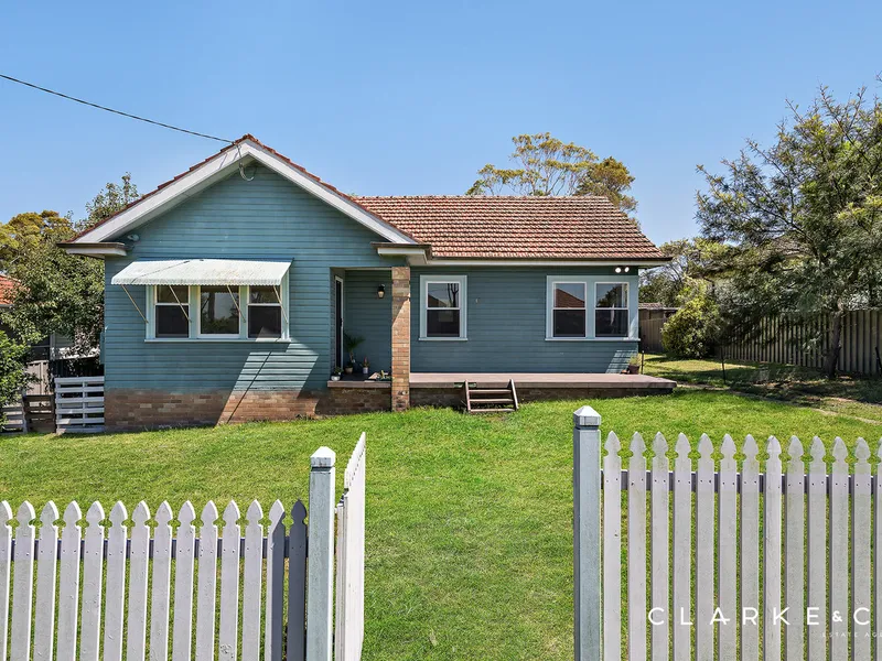 CHARMING COTTAGE HOME SITTING ON A ¼ ACRE BLOCK!