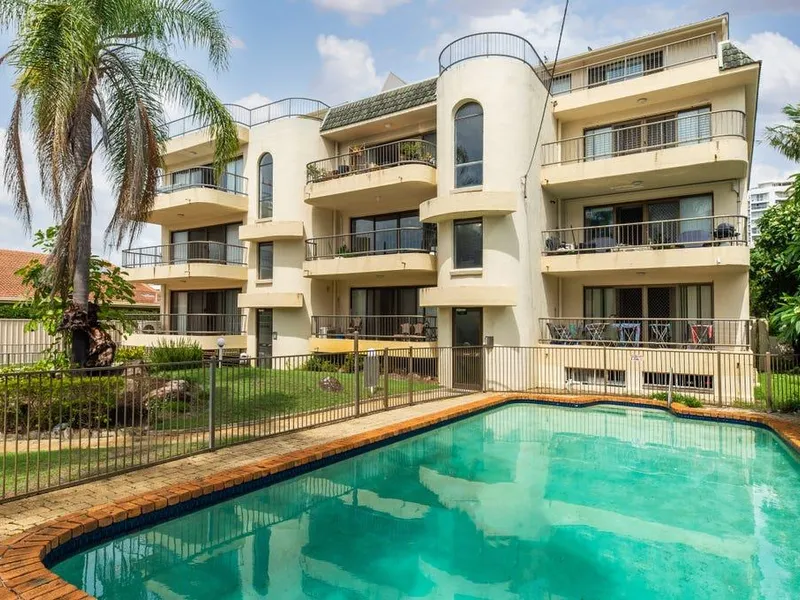 Two Level Top Floor 3 Bedroom 2 Bathroom Penthouse Located On Paradise Island!