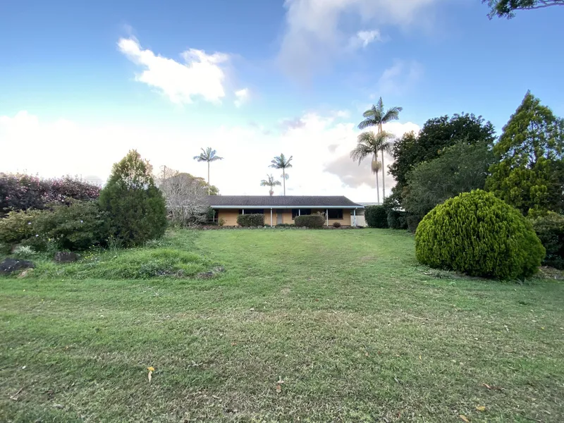 Large Home minutes from Bangalow