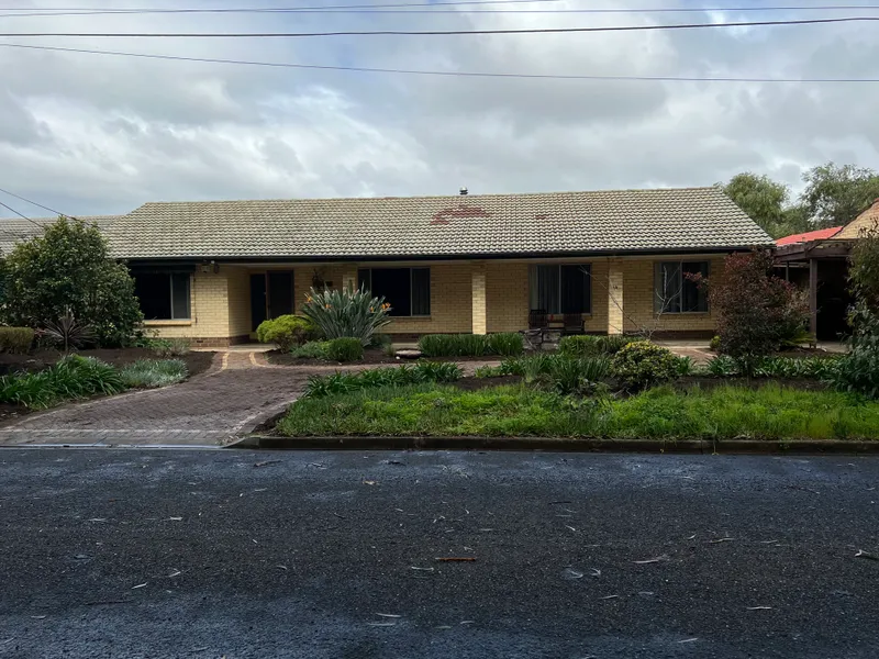 4 Bedroom + Study Opposite Linear Park