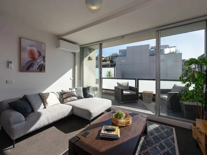 Fully furnished Carlton 2 bed with beautiful north facing patio on the edge of the city