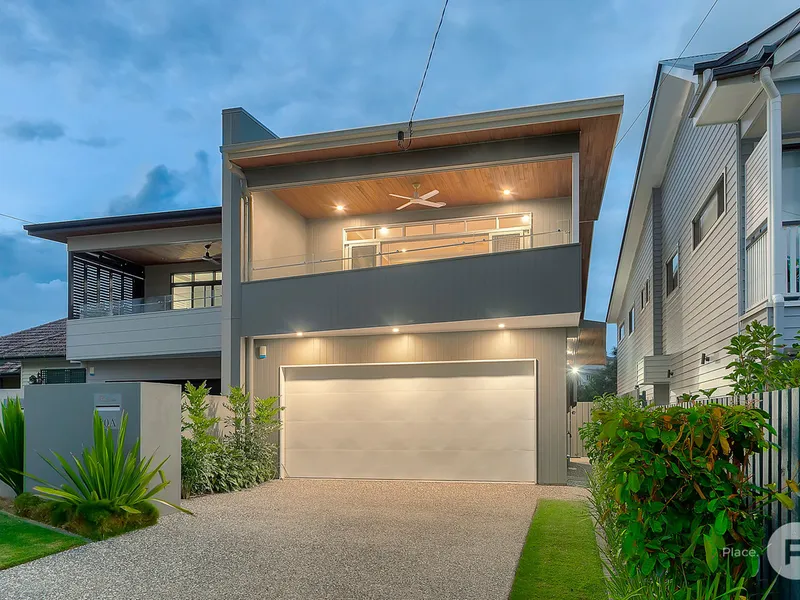 Four-bedroom home with swimming pool and entertainment options