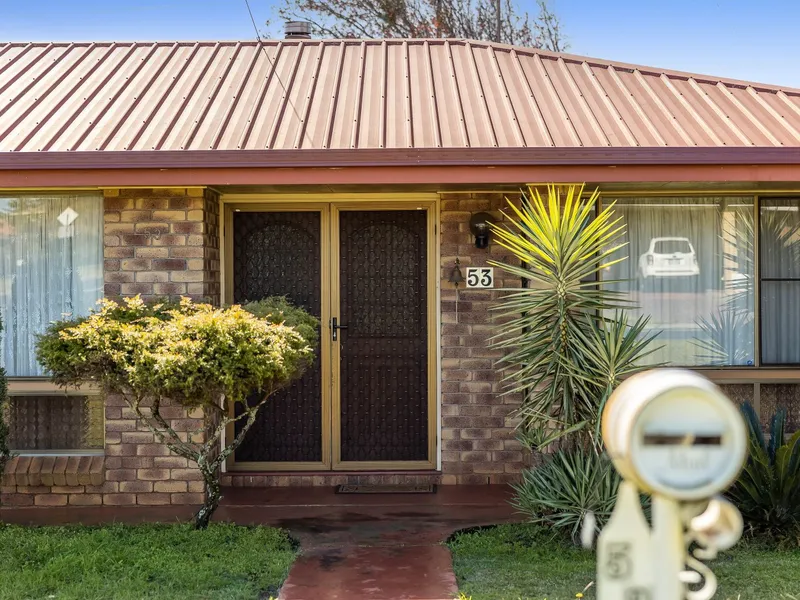 7.2m x 6m ENTERTAINING AREA & TWO LARGE LIVING AREAS!