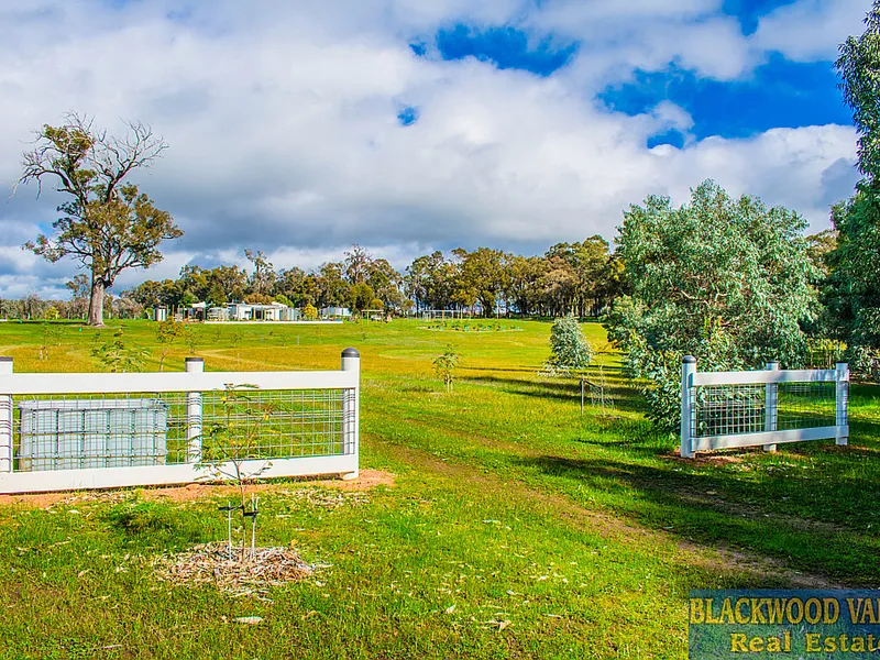 FANTASTIC LIFESTYLE BLOCK!!!