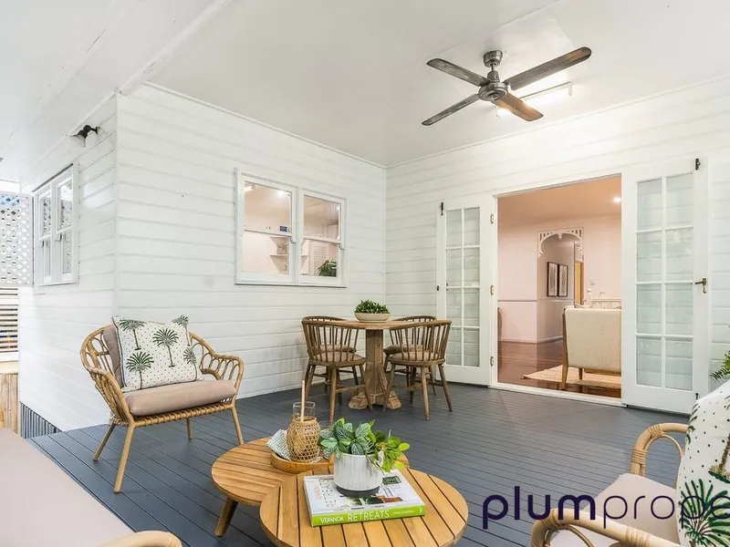 Charming Queenslander with Multiple Living Spaces!