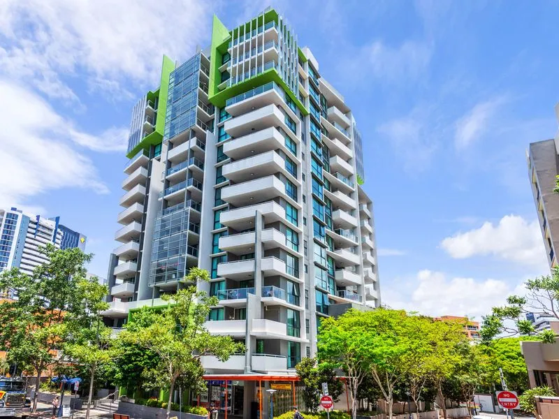 CONVENIENCE OF INNER CITY LIVING AND RESORT STYLE FACILITIES!! 