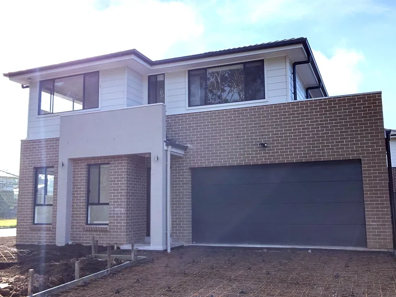 BRAND NEW! FAMILY HOME WITH DUBLE GARAGE