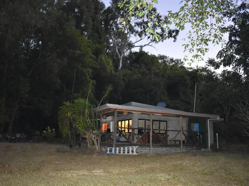 SECLUDED BLOCK HOME-FURNISHED WI/WO
