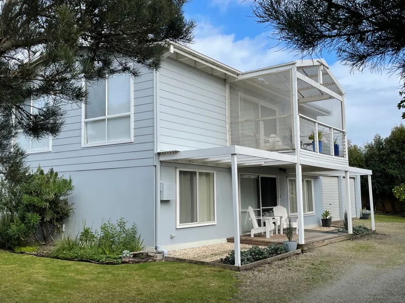 FABULOUS FIVE BEDROOM COASTAL HOME!