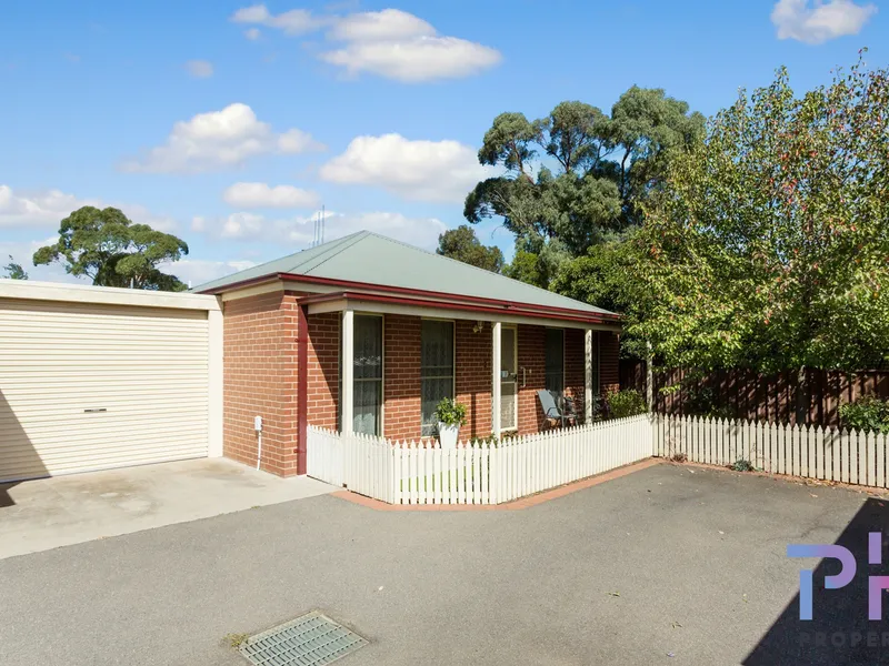 NEAT AND TIDY, PRIVATE AND A WALK TO SHOPS 