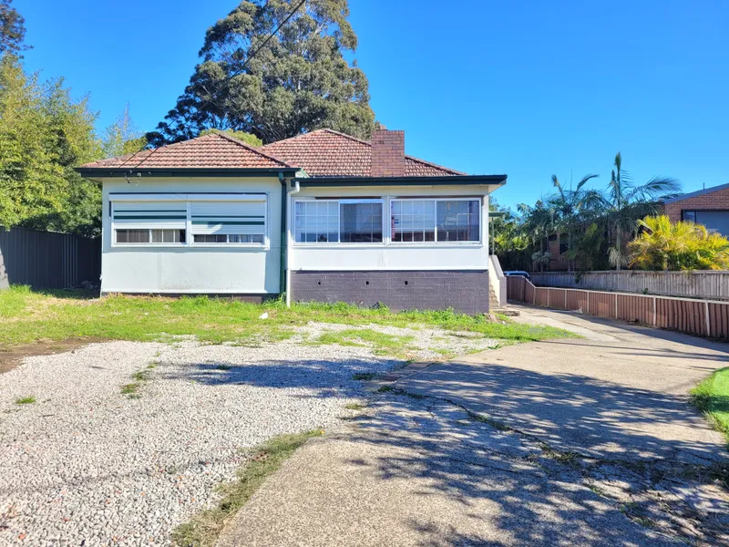 Massive 4br house + sunroom with plenty of parking!