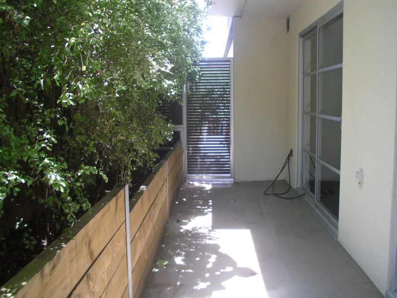 Stylish Courtyard Apartment inc. Separate Storage!