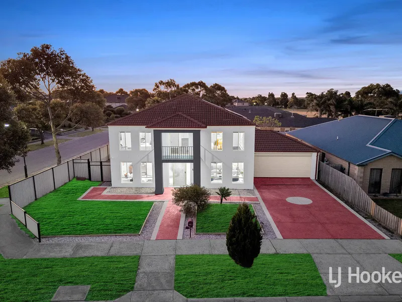 5 Living Areas, 4 bedrooms + study on approx 742m2 in Lynbrook Heights