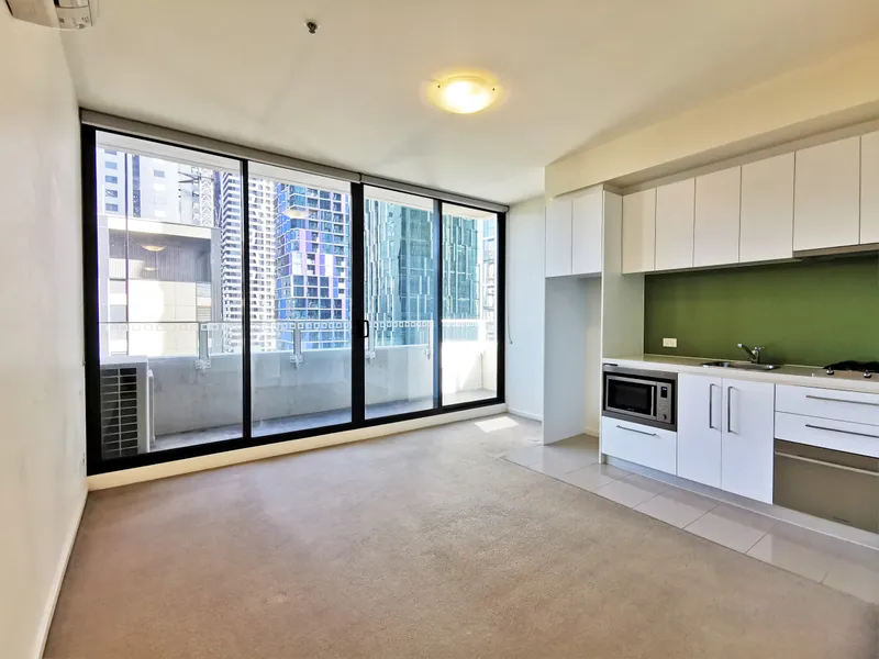 CORNER LIGHT-FILLED APARTMENT