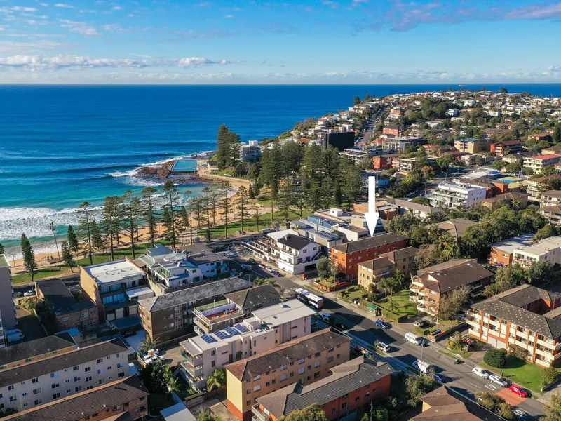 Contemporary apartment metres from Dee Why Beach