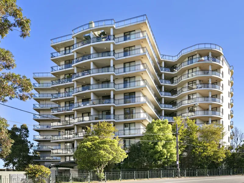 HUGE 3 BEDROOM APARTMENT WITH CITY VIEWS AND 2 CAR SPACES