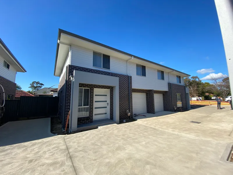 MODERN HOME, WALK TO STATION AND SHOPS!