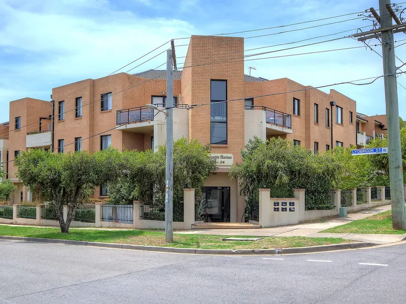 Easy Stroll to Station and hospital!  Two bathrooms!