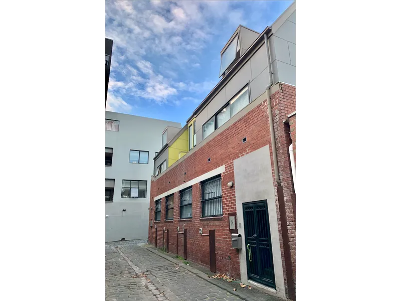 Very Convenient and Comfy  4 BR Townhouse - Walk to Melbourne University ,RMIT , Queen Vic Market, Free Tram ride to CBD,