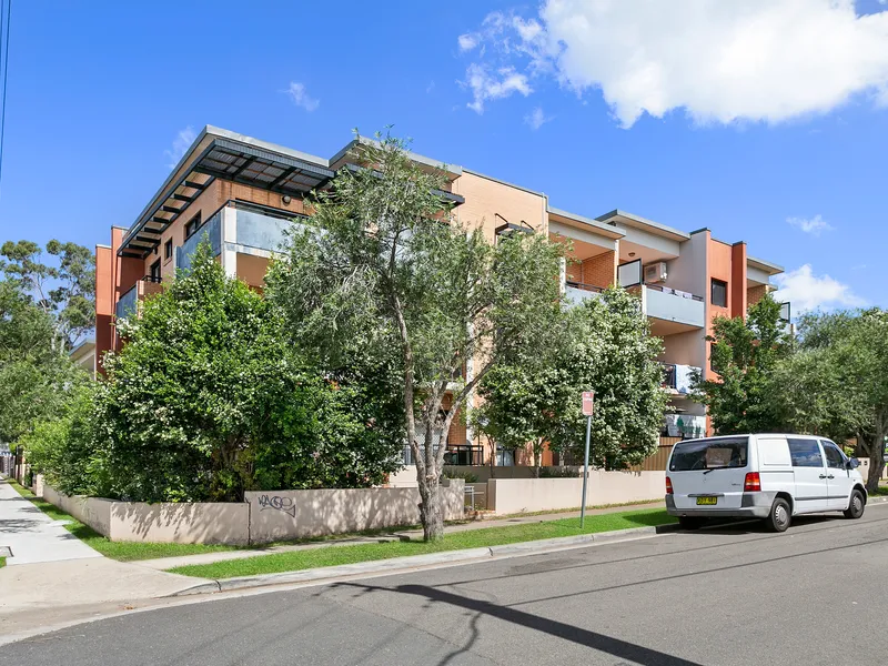 FRESHLY UPDATED, SOLID LIVING - OPEN TO VIEW SAT 10/04/2021 11-11.30AM