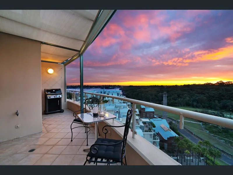 Spacious entertainers' penthouse in famous resort-style setting