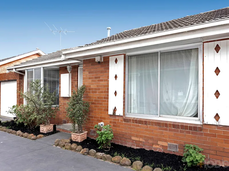 VILLA BEACHSIDE OF HIGHWAY