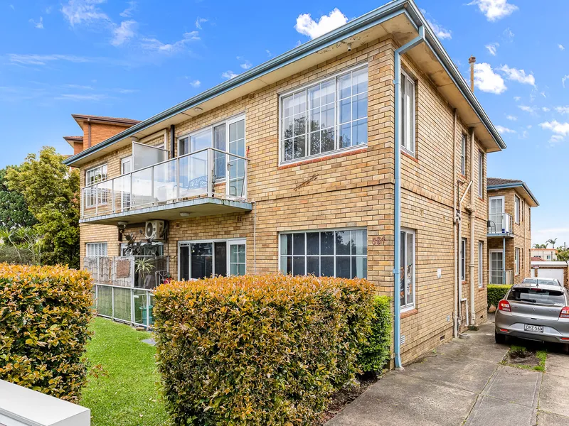Well presented ground floor apartment at rear of the block