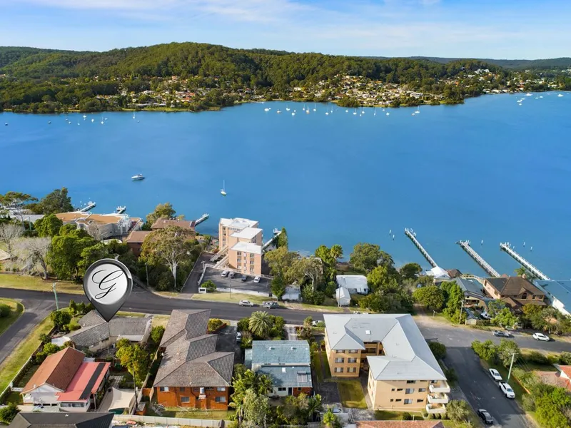 FAMILY HOME WITH STUNNING WATERVIEWS - Available just in time for Christmas!