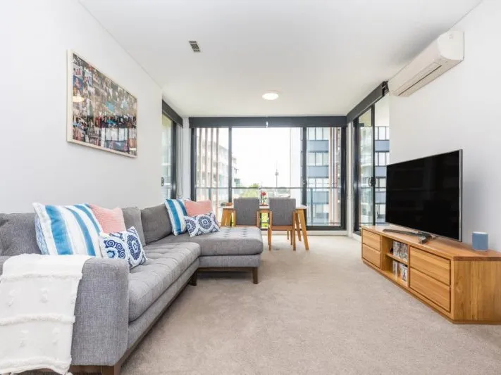 Near new one bedroom corner apartment in Tailors Walk