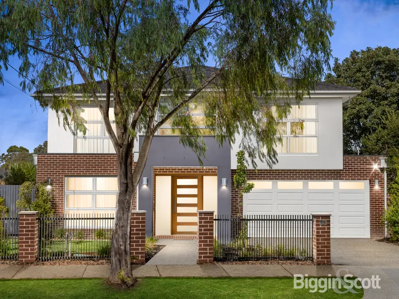 SPECTACULAR GOLDEN MILE FAMILY LIVING WITH BRILLIANT BESPOKE FEATURES!