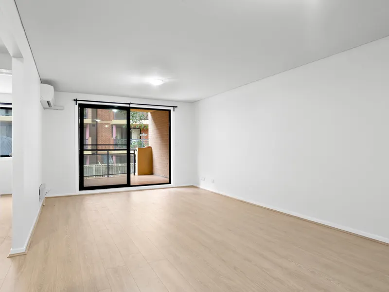 New Floating Floorboards In Spacious Unit 