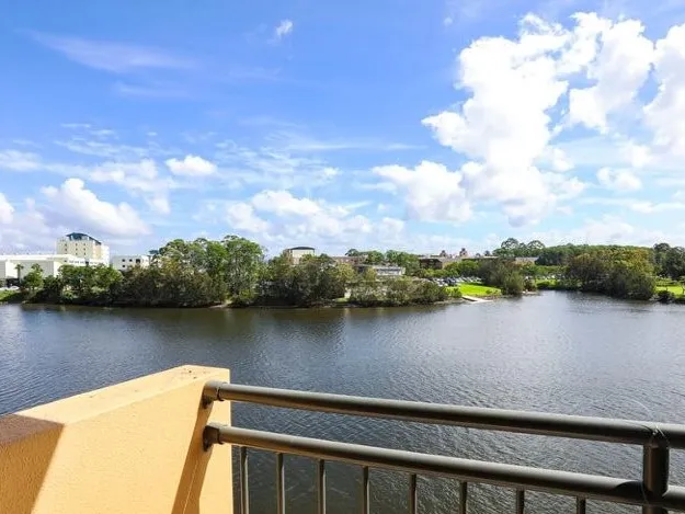 BOND UNI AND GORGEOUS LAKE VIEWS -  FURNISHED STUDIO UNIT 