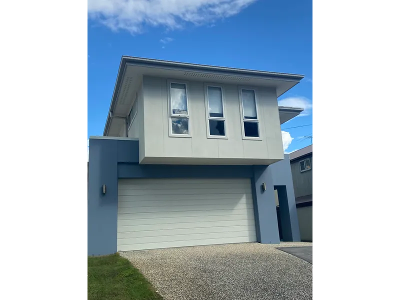 Executive Modern Family Home in Ideal Location!