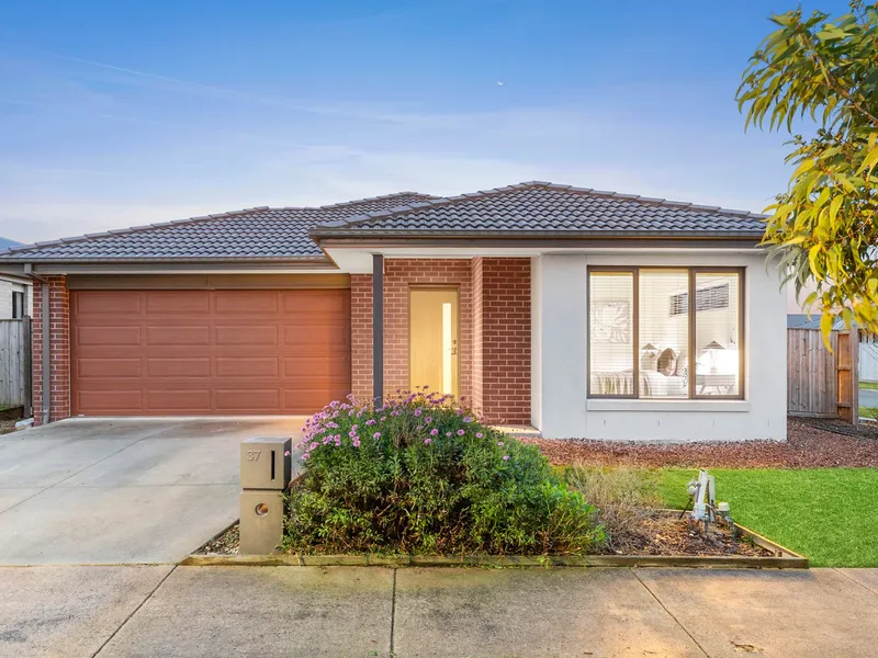 Corner block allotment with plenty of space to offer!