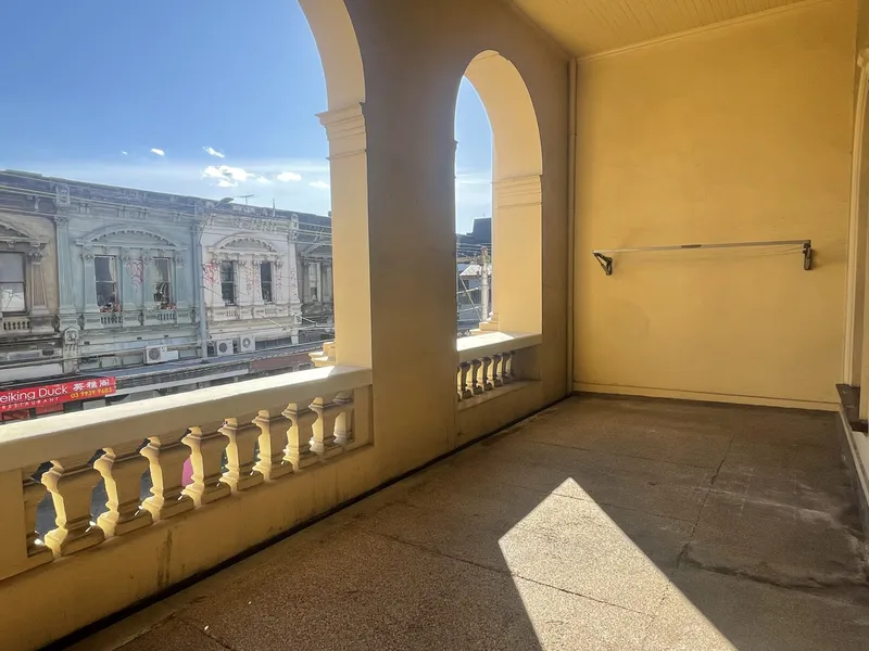 LIGHT FILLED, HIGH CEILING, 2-BEDROOM APARTMENT IN A PRIME LOCATION.