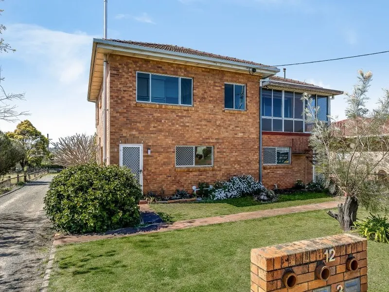 Investor Take Note - Triplex - $760p/wk Return - Convenient Location!!